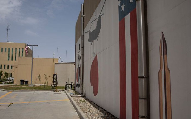 Bên ngoại trụ sở đại sứ quán Mỹ ở Kabul - Ảnh: GettyImages