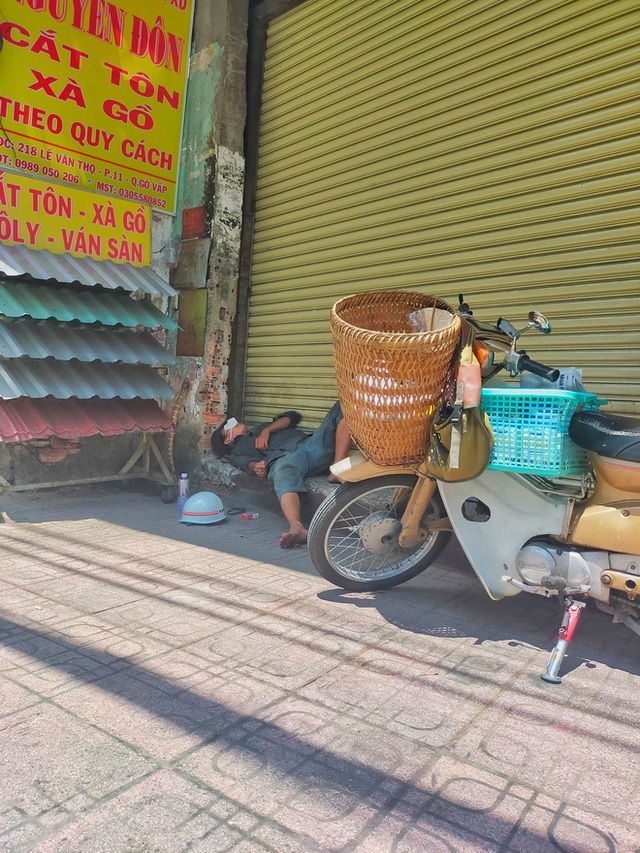 Theo chân “hot TikToker” Lâm Ống Húc - chàng trai chạy xe máy phát bánh mì, khẩu trang và rất nhiều yêu thương cho bà con nghèo ở Sài Gòn - Ảnh 2.