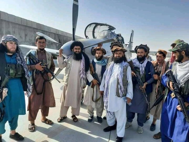  Taliban hốt trọn kho vũ khí khổng lồ của Mỹ: Lầu Năm Góc đã để mất những thứ chết người! - Ảnh 1.