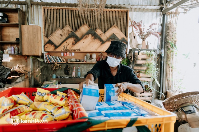 Theo chân “hot TikToker” Lâm Ống Húc - chàng trai chạy xe máy phát bánh mì, khẩu trang và rất nhiều yêu thương cho bà con nghèo ở Sài Gòn - Ảnh 11.