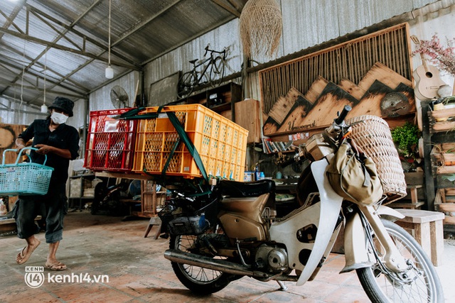 Theo chân “hot TikToker” Lâm Ống Húc - chàng trai chạy xe máy phát bánh mì, khẩu trang và rất nhiều yêu thương cho bà con nghèo ở Sài Gòn - Ảnh 12.