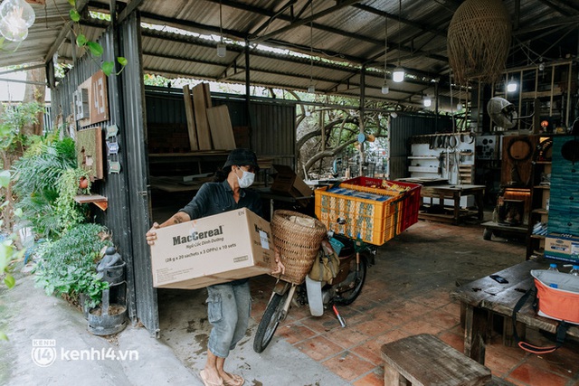 Theo chân “hot TikToker” Lâm Ống Húc - chàng trai chạy xe máy phát bánh mì, khẩu trang và rất nhiều yêu thương cho bà con nghèo ở Sài Gòn - Ảnh 13.