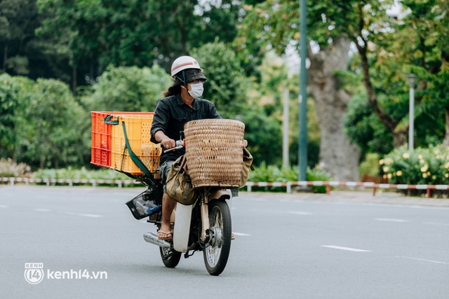 Theo chân “hot TikToker” Lâm Ống Húc - chàng trai chạy xe máy phát bánh mì, khẩu trang và rất nhiều yêu thương cho bà con nghèo ở Sài Gòn - Ảnh 14.