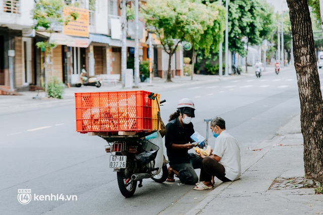 Theo chân “hot TikToker” Lâm Ống Húc - chàng trai chạy xe máy phát bánh mì, khẩu trang và rất nhiều yêu thương cho bà con nghèo ở Sài Gòn - Ảnh 16.