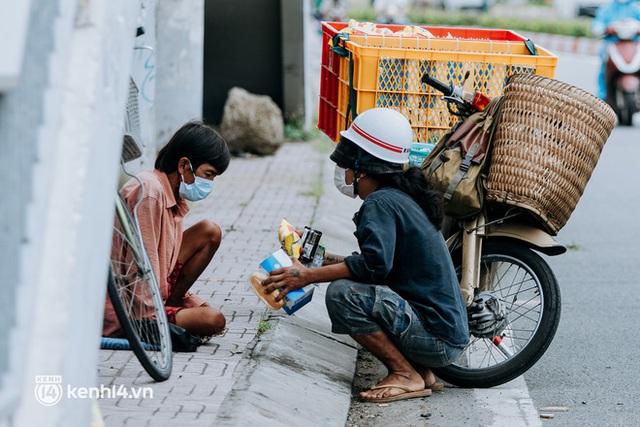 Theo chân “hot TikToker” Lâm Ống Húc - chàng trai chạy xe máy phát bánh mì, khẩu trang và rất nhiều yêu thương cho bà con nghèo ở Sài Gòn - Ảnh 21.