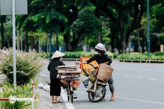 Theo chân “hot TikToker” Lâm Ống Húc - chàng trai chạy xe máy phát bánh mì, khẩu trang và rất nhiều yêu thương cho bà con nghèo ở Sài Gòn - Ảnh 23.