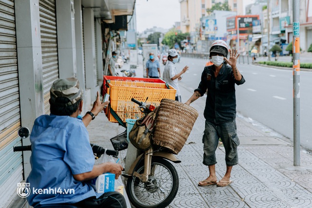 Theo chân “hot TikToker” Lâm Ống Húc - chàng trai chạy xe máy phát bánh mì, khẩu trang và rất nhiều yêu thương cho bà con nghèo ở Sài Gòn - Ảnh 24.