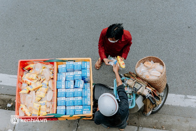 Theo chân “hot TikToker” Lâm Ống Húc - chàng trai chạy xe máy phát bánh mì, khẩu trang và rất nhiều yêu thương cho bà con nghèo ở Sài Gòn - Ảnh 27.