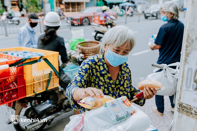 Theo chân “hot TikToker” Lâm Ống Húc - chàng trai chạy xe máy phát bánh mì, khẩu trang và rất nhiều yêu thương cho bà con nghèo ở Sài Gòn - Ảnh 28.