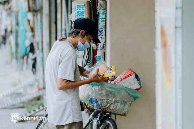 Theo chân “hot TikToker” Lâm Ống Húc - chàng trai chạy xe máy phát bánh mì, khẩu trang và rất nhiều yêu thương cho bà con nghèo ở Sài Gòn - Ảnh 29.