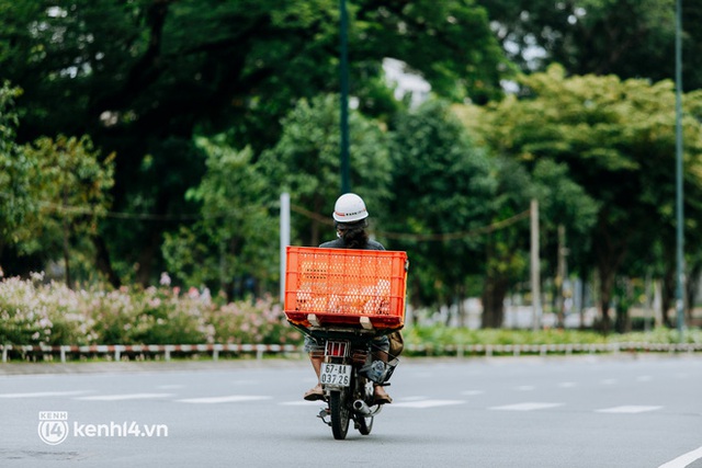 Theo chân “hot TikToker” Lâm Ống Húc - chàng trai chạy xe máy phát bánh mì, khẩu trang và rất nhiều yêu thương cho bà con nghèo ở Sài Gòn - Ảnh 30.