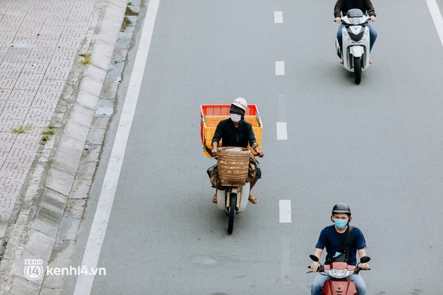 Theo chân “hot TikToker” Lâm Ống Húc - chàng trai chạy xe máy phát bánh mì, khẩu trang và rất nhiều yêu thương cho bà con nghèo ở Sài Gòn - Ảnh 31.