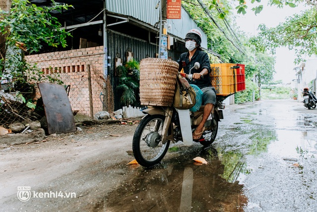 Theo chân “hot TikToker” Lâm Ống Húc - chàng trai chạy xe máy phát bánh mì, khẩu trang và rất nhiều yêu thương cho bà con nghèo ở Sài Gòn - Ảnh 6.