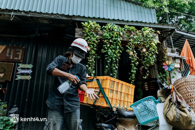 Theo chân “hot TikToker” Lâm Ống Húc - chàng trai chạy xe máy phát bánh mì, khẩu trang và rất nhiều yêu thương cho bà con nghèo ở Sài Gòn - Ảnh 7.