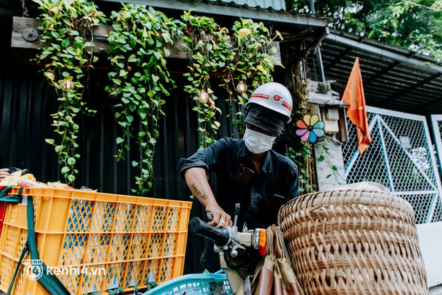 Theo chân “hot TikToker” Lâm Ống Húc - chàng trai chạy xe máy phát bánh mì, khẩu trang và rất nhiều yêu thương cho bà con nghèo ở Sài Gòn - Ảnh 9.