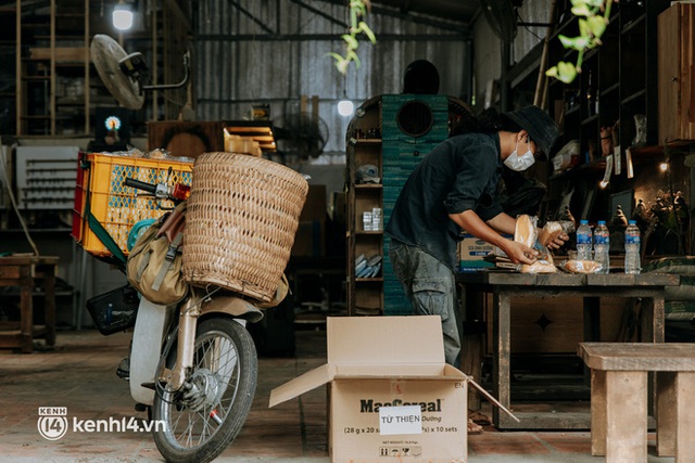 Theo chân “hot TikToker” Lâm Ống Húc - chàng trai chạy xe máy phát bánh mì, khẩu trang và rất nhiều yêu thương cho bà con nghèo ở Sài Gòn - Ảnh 10.