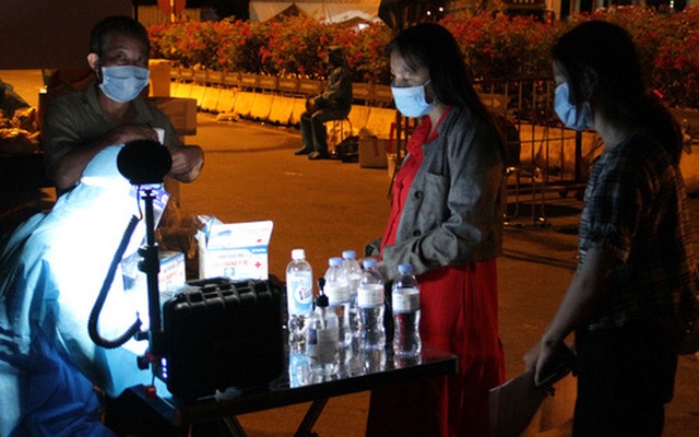 Người dân từ miền Nam trở về quê thực hiện việc khai báo y tế khi về đến đầu tỉnh Nghệ An.