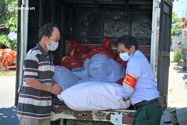  Ảnh: Đội nắng chở lương thực tiếp tế tận nhà cho người dân khó khăn ở Đà Nẵng - Ảnh 1.