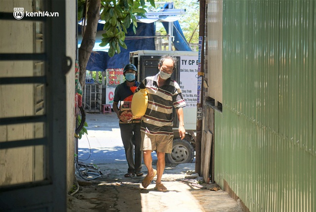  Ảnh: Đội nắng chở lương thực tiếp tế tận nhà cho người dân khó khăn ở Đà Nẵng - Ảnh 4.