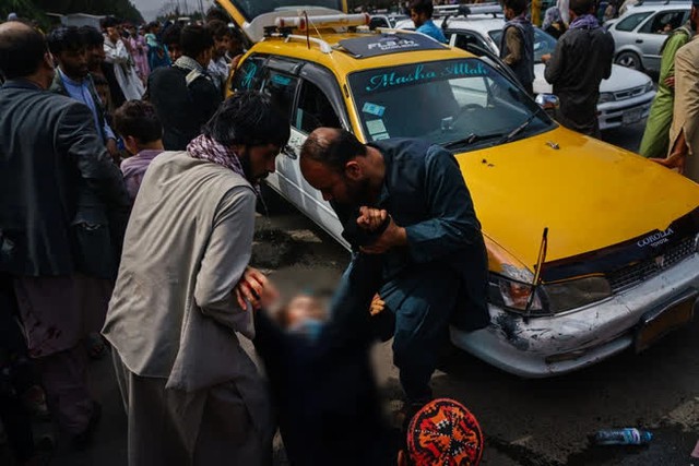Những bà mẹ Afghanistan tuyệt vọng ném con qua rào chắn, xin người ta đưa chúng đi thật xa: Quặn lòng ánh mắt những đứa trẻ tìm mẹ - Ảnh 6.