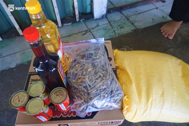  Ảnh: Đội nắng chở lương thực tiếp tế tận nhà cho người dân khó khăn ở Đà Nẵng - Ảnh 6.