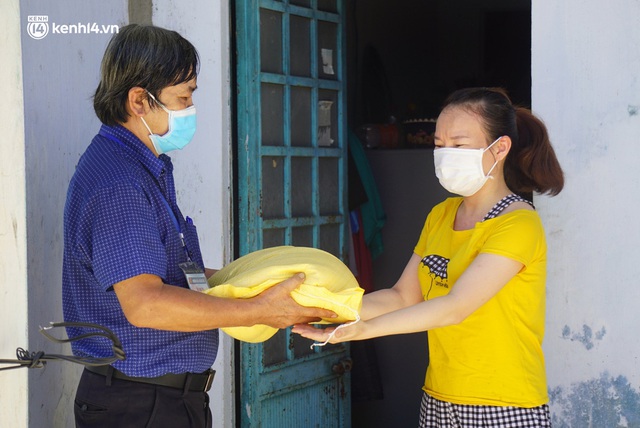  Ảnh: Đội nắng chở lương thực tiếp tế tận nhà cho người dân khó khăn ở Đà Nẵng - Ảnh 7.