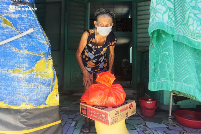  Ảnh: Đội nắng chở lương thực tiếp tế tận nhà cho người dân khó khăn ở Đà Nẵng - Ảnh 9.