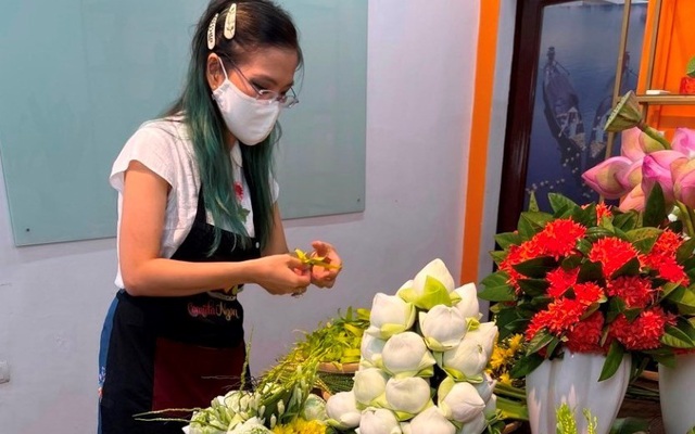 Sau thiệt hại gần trăm tỷ đồng, nữ giám đốc du lịch xoay sang bán mẹt hoa lễ.