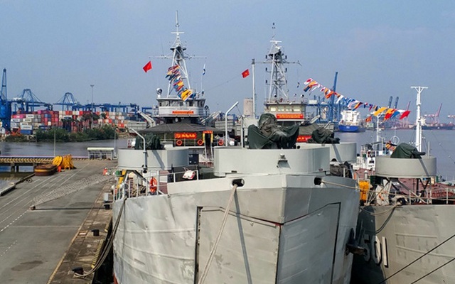 Số hàng ủng hộ của 3 doanh nghiệp Pacific Foods – VinaFirst – GreenlinesDP được chuyên chở bằng tàu 450 tấn của Lữ đoàn hải quân 125 thuộc Bộ Tư lệnh vùng 2 Hải quân.