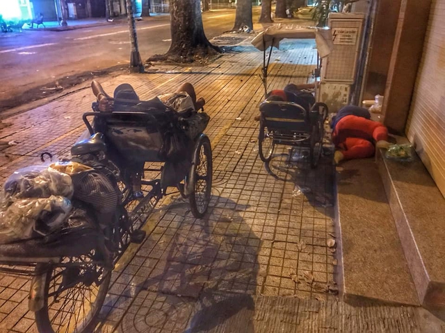 Bộ ảnh về người vô gia cư lay lắt trong đêm Sài Gòn giãn cách và những điều ấm áp nhỏ bé khiến ai cũng rưng rưng - Ảnh 2.