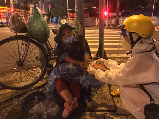 Bộ ảnh về người vô gia cư lay lắt trong đêm Sài Gòn giãn cách và những điều ấm áp nhỏ bé khiến ai cũng rưng rưng - Ảnh 12.