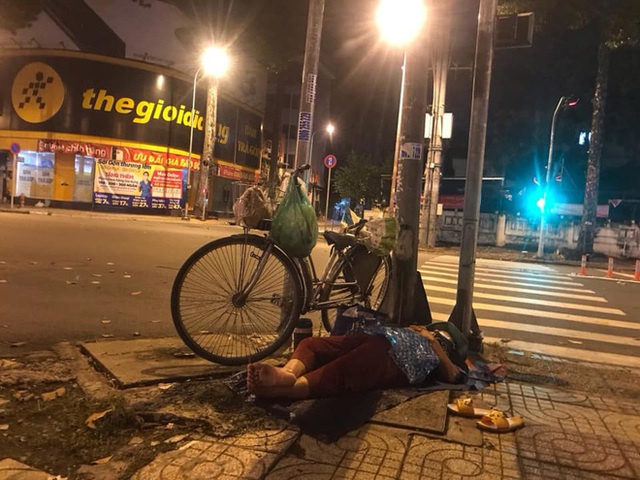 Bộ ảnh về người vô gia cư lay lắt trong đêm Sài Gòn giãn cách và những điều ấm áp nhỏ bé khiến ai cũng rưng rưng - Ảnh 13.