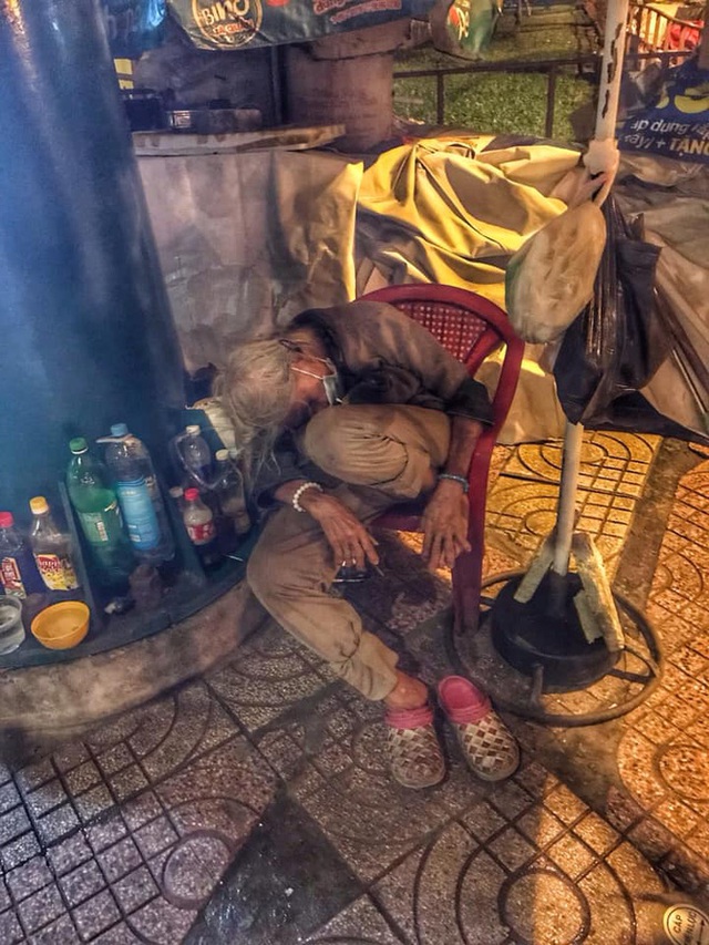 Bộ ảnh về người vô gia cư lay lắt trong đêm Sài Gòn giãn cách và những điều ấm áp nhỏ bé khiến ai cũng rưng rưng - Ảnh 14.