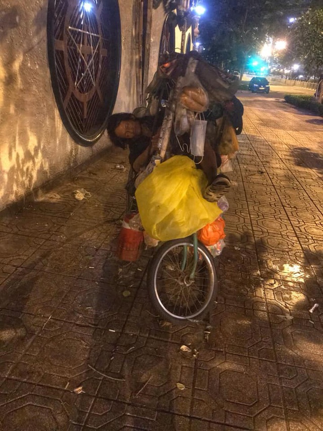 Bộ ảnh về người vô gia cư lay lắt trong đêm Sài Gòn giãn cách và những điều ấm áp nhỏ bé khiến ai cũng rưng rưng - Ảnh 15.