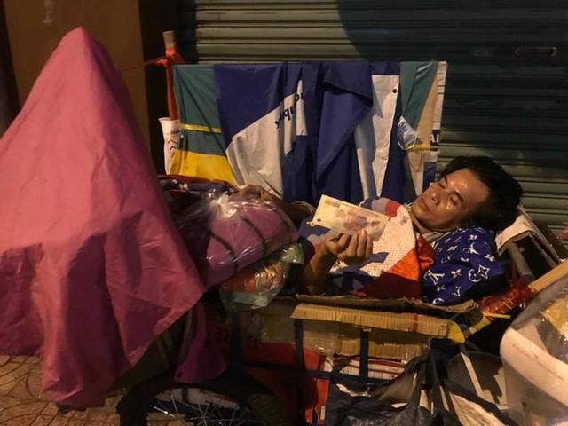 Bộ ảnh về người vô gia cư lay lắt trong đêm Sài Gòn giãn cách và những điều ấm áp nhỏ bé khiến ai cũng rưng rưng - Ảnh 17.