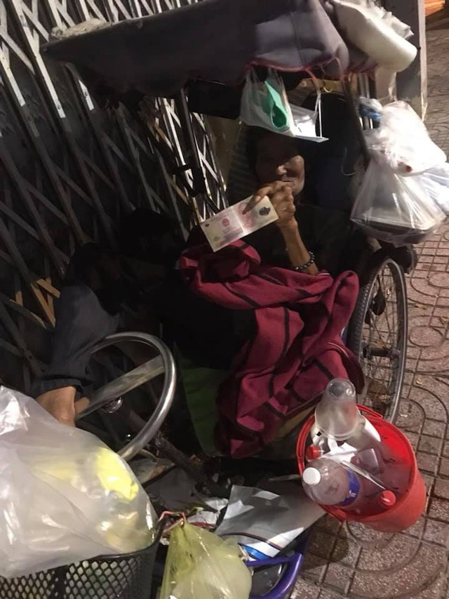 Bộ ảnh về người vô gia cư lay lắt trong đêm Sài Gòn giãn cách và những điều ấm áp nhỏ bé khiến ai cũng rưng rưng - Ảnh 18.