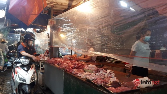 Hà Nội: Tôm, thịt lợn giá rẻ bất ngờ, rẻ hơn trước giãn cách, chợ đầy ắp tươi ngon - Ảnh 2.