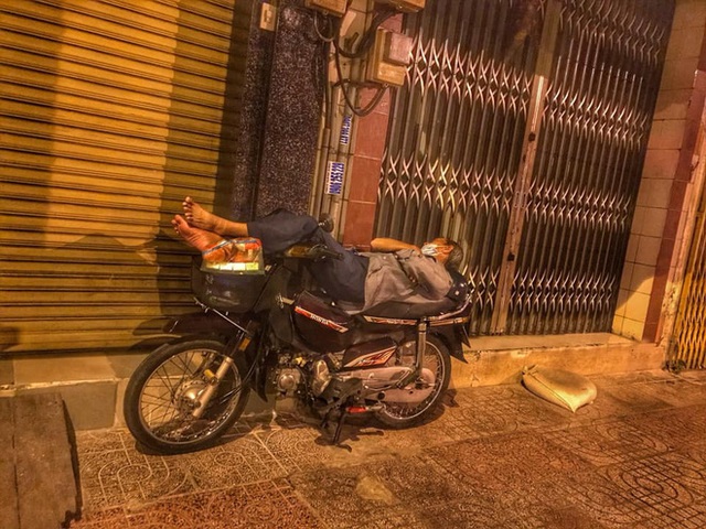 Bộ ảnh về người vô gia cư lay lắt trong đêm Sài Gòn giãn cách và những điều ấm áp nhỏ bé khiến ai cũng rưng rưng - Ảnh 4.
