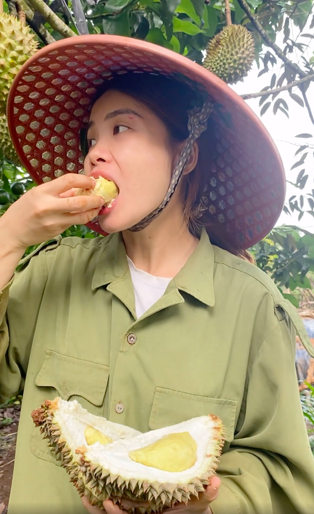  Bỏ Sài Gòn về quê làm vườn, cô nàng gây sốt với loạt clip viral: Sầu riêng, bơ trĩu quả, xem mà không thể kìm lòng! - Ảnh 5.