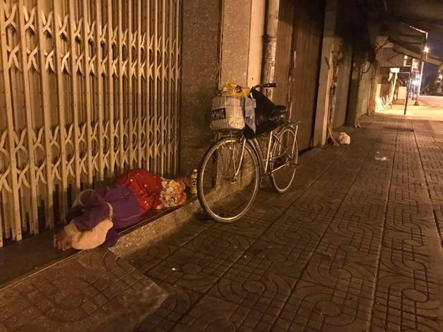 Bộ ảnh về người vô gia cư lay lắt trong đêm Sài Gòn giãn cách và những điều ấm áp nhỏ bé khiến ai cũng rưng rưng - Ảnh 5.