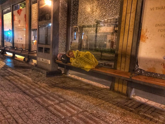 Bộ ảnh về người vô gia cư lay lắt trong đêm Sài Gòn giãn cách và những điều ấm áp nhỏ bé khiến ai cũng rưng rưng - Ảnh 8.