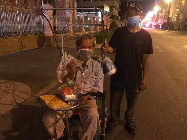 Bộ ảnh về người vô gia cư lay lắt trong đêm Sài Gòn giãn cách và những điều ấm áp nhỏ bé khiến ai cũng rưng rưng - Ảnh 10.