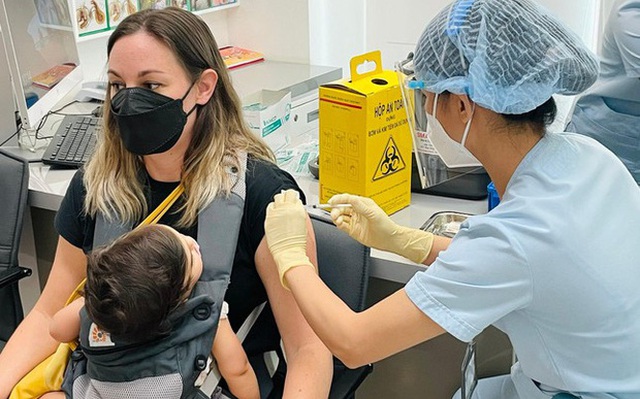 Công dân Pháp đang sinh sống và làm việc ở các tỉnh phía Nam đến chích vắc xin COVID-19 tại Bệnh viện FV