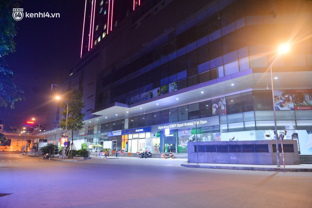  Hà Nội: Phun khử khuẩn trong đêm, phong toả tạm thời chung cư cao cấp 1.400 dân - Ảnh 1.