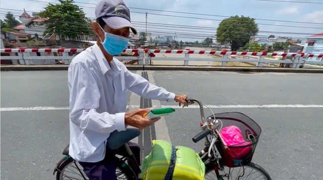 Mùa dịch được tặng đúng 1 gói mì, người đàn ông rơm rớm nước mắt khi nhận ra giá trị thật của món quà ẩn phía sau - Ảnh 5.