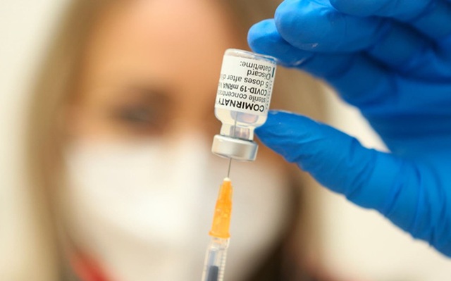 Nhân viên y tế lấy vaccine Covid-19 của Pfizer vào xi-lanh trước khi tiêm ở Emsleben, Đức. Ảnh: AP