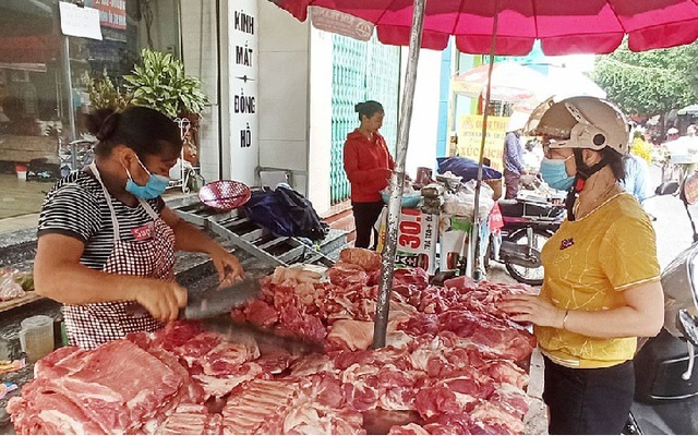 Lợn hơi giảm giá mạnh, người dân vẫn phải mua thịt lợn giá cao