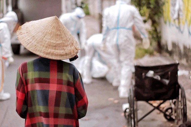 Nghẹn ngào hình ảnh người phụ nữ ở Sài Gòn khóc nấc, lặng lẽ đứng nhìn người chồng vừa qua đời trên chiếc xe lăn được đội cứu trợ đưa về nơi yên nghỉ cuối cùng - Ảnh 3.