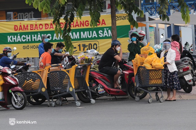  Ảnh: Nhà đông người, nhiều gia đình ở Sài Gòn chất hàng đầy xe để chở về, một buổi sáng đi siêu thị hết gần 10 triệu đồng - Ảnh 7.