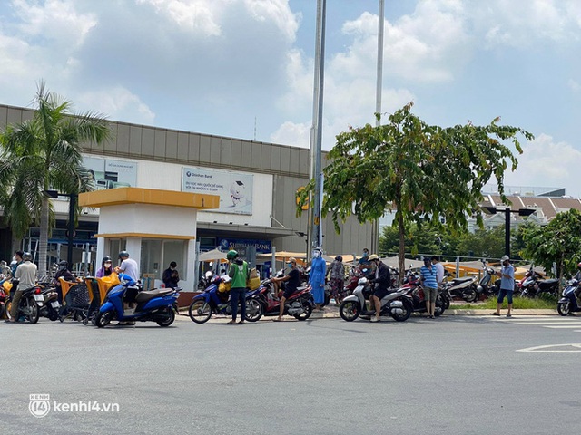  Ảnh: Nhà đông người, nhiều gia đình ở Sài Gòn chất hàng đầy xe để chở về, một buổi sáng đi siêu thị hết gần 10 triệu đồng - Ảnh 9.